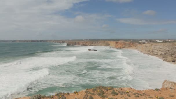 Prachtig uitzicht op de Atlantische Oceaan en de rotsen in de baai voor de kust van Portugal vallen. Een plek in de buurt van de stad van Sagres. — Stockvideo