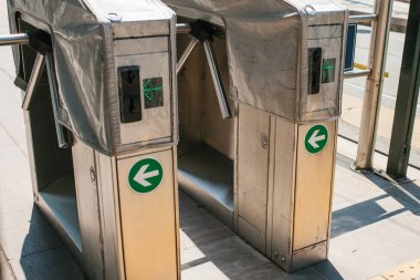 Turnike istasyonu girişinde