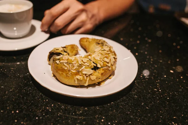 Турецкие сладости - сладкий бублик с начинкой, посыпанной орехами — стоковое фото