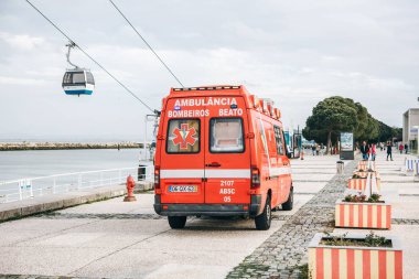 Lisbon, 25 Nisan 2018: Şehrin sokak üzerinde bir ambulans. Acil yardım. Ambulans Servisi 112.