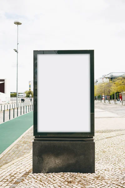 Un cartellone vuoto per la pubblicità all'aperto a Lisbona in Portogallo. Pubblicità stradale . — Foto Stock