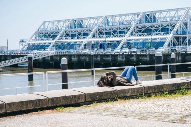 Kız kalan ya da sunbathes veya dolgu üzerinde rahatlatıcı