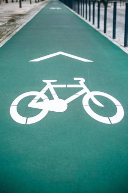 Bisiklet yolu ile okları. Bisiklet ve çağdaş ekolojik ortak hareket.