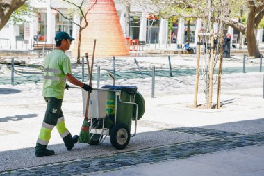Lisbon, 25 Nisan 2018: Bir profesyonel temiz inşaat üstünde bir şehir sokak. Bölge temizlik ve ekolojik esenlik dikkat.