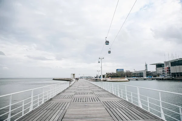 Standseilbahn oder Seilbahn und öffentliche Verkehrsmittel durch Golf oder Fluss oder Kanal in Lissabon in Portugal. — Stockfoto