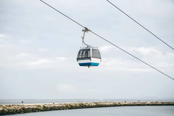 Standseilbahn oder Seilbahn und öffentliche Verkehrsmittel durch Golf oder Fluss oder Kanal in Lissabon in Portugal. — Stockfoto