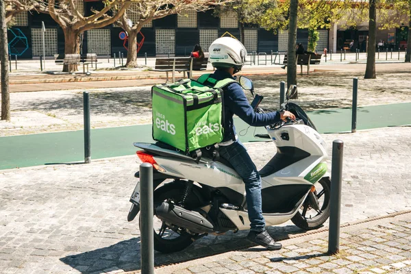 Portekiz, Lizbon 29 Nisan 2018: işçi Uber yiyor scooter üzerinde müşterilerine yiyecek sunar.