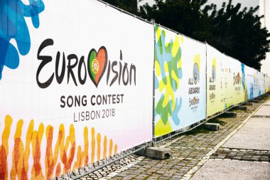 Lizbon, 24 Nisan 2018: Görüntü resmi Eurovision sembollerle Eurovision Şarkı Yarışması 2018 Lizbon fotoğraf. Şehrin sokak üzerine bir poster.