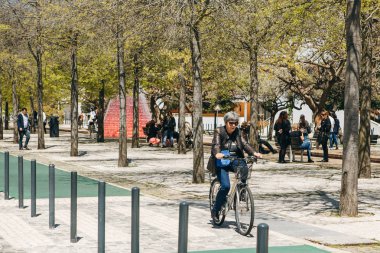 Portekiz, Lizbon 29 Nisan 2018: kadın ya da turistik cadde veya bisiklet yolda Bisiklet tarafından gider.