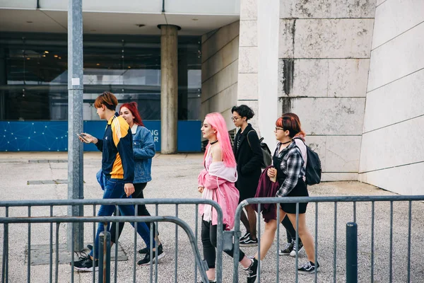 Portugal, Lisboa 29 de abril de 2018: companhia de amigos ou grupo de pessoas ou crianças ou adolescentes caminham pelas ruas — Fotografia de Stock