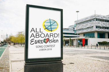 Lizbon, 24 Nisan 2018: Görüntü resmi Eurovision sembollerle Eurovision Şarkı Yarışması 2018 Lizbon fotoğraf. Şehrin sokak üzerine bir poster.