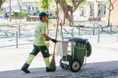 Lisbon, 25 Nisan 2018: Bir profesyonel temiz inşaat üstünde bir şehir sokak. Bölge temizlik ve ekolojik esenlik dikkat.