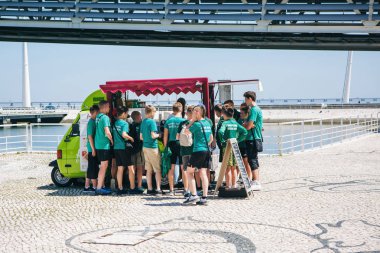 Portekiz, Lizbon 29 Nisan 2018: öğrenciler, cadde sokak gıda veya taze meyve suyu satın.