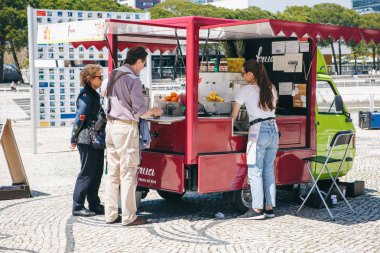 Portekiz, Lizbon 29 Nisan 2018: insanlar satın içecekler veya dondurma Van