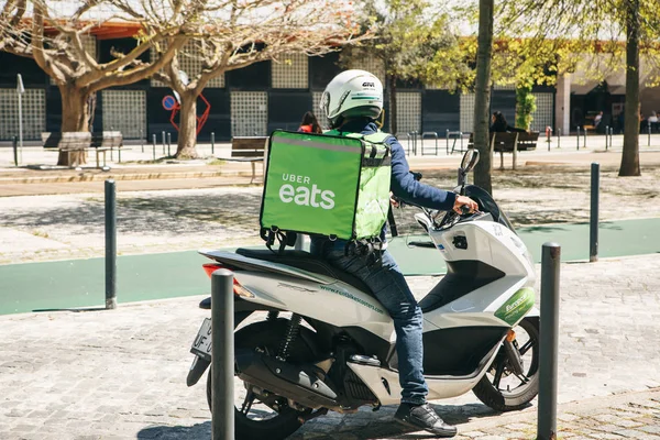 Portekiz, Lizbon 29 Nisan 2018: işçi Uber yiyor scooter üzerinde müşterilerine yiyecek sunar.