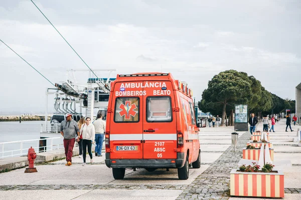 Лиссабон, 25 апреля 2018 года: Скорая помощь на городской улице. Скорая помощь. Скорая 112 . — стоковое фото