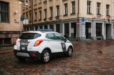 Riga, 4 Ekim 2017: Sokakta bir polis araba. Kamu düzeni, güç temsilcileri, suç nüfusun korunması korunması.