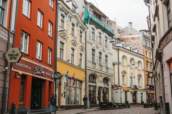 Riga, 4 října 2017: Krásné ulice v centru města s obchody a kavárnami a s starověké architektury — Stock fotografie