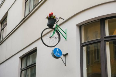 Çiçek şeklinde bisiklet ile pota. Bisiklet ile çiçek yaratıcı tasarım şehir şehircilik