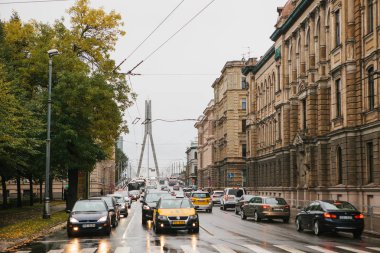 Riga, 4 Ekim 2017: Çeşitli araçları ve taksi sürücü yol boyunca.