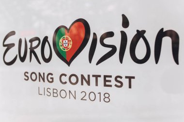 Lizbon, 24 Nisan 2018: Görüntü resmi Eurovision sembollerle Eurovision Şarkı Yarışması 2018 Lizbon fotoğraf. Şehrin sokak üzerine bir poster.