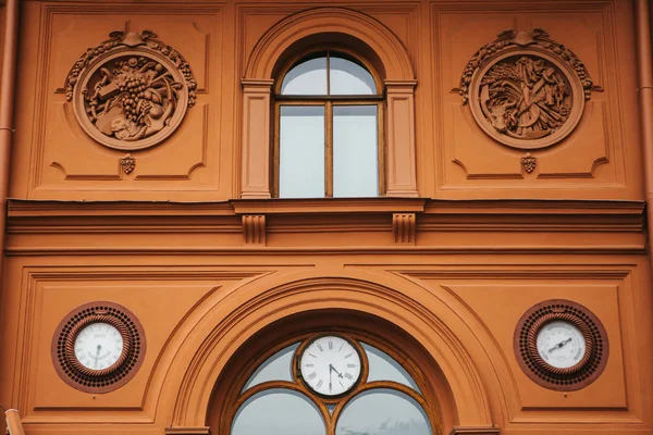 Edificio histórico o vista en Riga, Letonia o República de Letonia. Neoclasicismo en arquitectura o estilo arquitectónico o diseño de la ciudad vieja y monumento de arquitectura — Foto de Stock