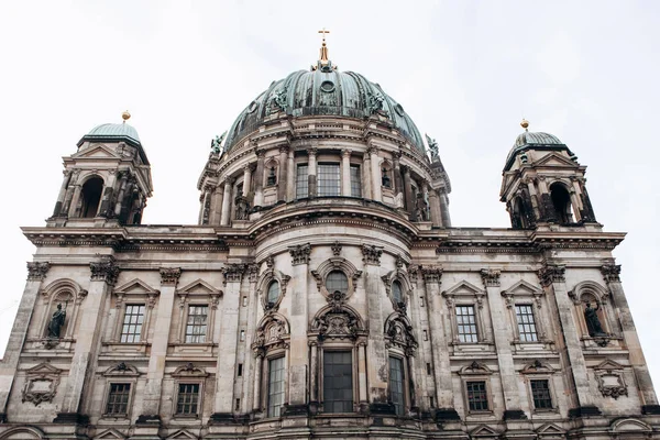 La Catedral de Berlín se llama Berliner Dom. Hermoso edificio antiguo en el estilo de neoclasicismo y barroco con cruz y esculturas . — Foto de Stock