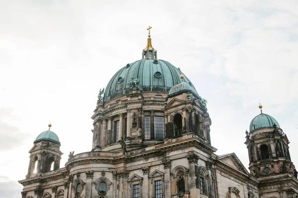 Berlins katedral kallas Berliner Dom. vacker gammal byggnad i stil med nyklassicism och barock med cross och skulpturer. — Stockfoto