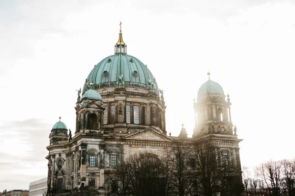 La Catedral de Berlín se llama Berliner Dom. Hermoso edificio antiguo en el estilo de neoclasicismo y barroco con cruz y esculturas . — Foto de Stock