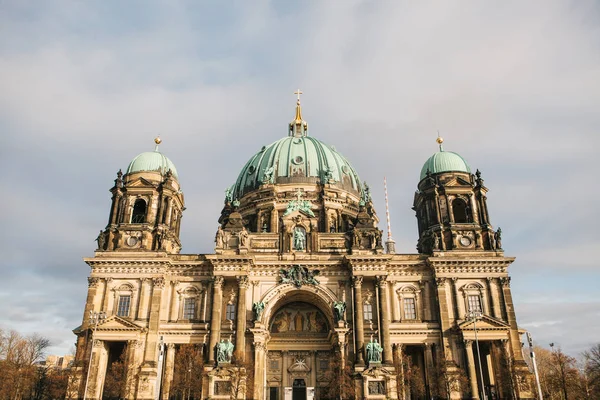 La Catedral de Berlín se llama Berliner Dom. Hermoso edificio antiguo en el estilo de neoclasicismo y barroco con cruz y esculturas . — Foto de Stock