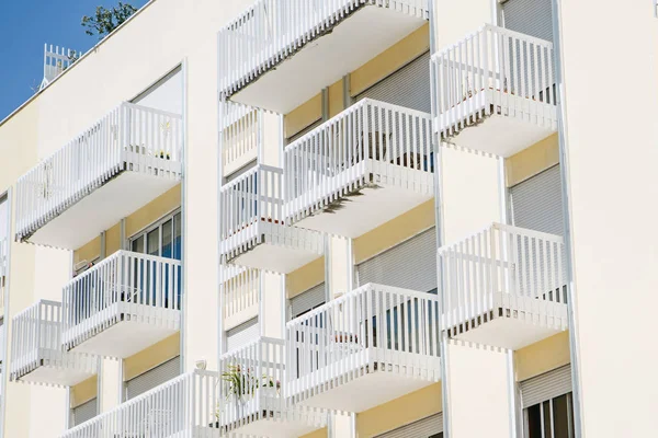 Житловий будинок з балконами в Лісабоні, Португалія. Європейська житла — стокове фото