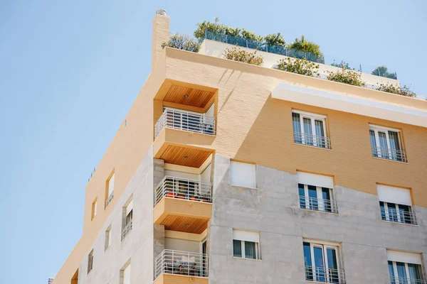 Житловий будинок з балконами в Лісабоні, Португалія. Європейська житла — стокове фото