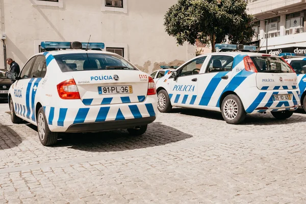 Поліцейські машини утворюють рядок в поліцейській дільниці. Охорони громадського порядку, представників влади, захист населення від злочинності. — стокове фото