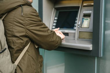 Turist para--dan Atm daha fazla seyahat için fazla çekiyor. Tek elle kodu çeviren ve bilgileri korumak için diğer elinizle düğmeleri kapatır.