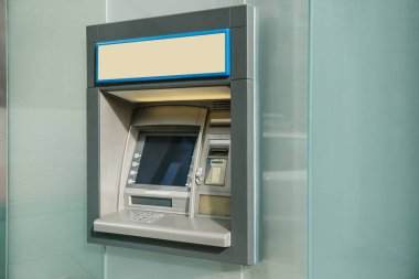 Para çekmek ve diğer mali işlemler için modern sokak ATM makinesi