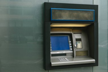 Para çekmek ve diğer mali işlemler için modern sokak ATM makinesi
