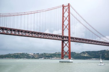 Köprü 25 Nisan Lizbon Portekiz gökyüzüne karşı denir.