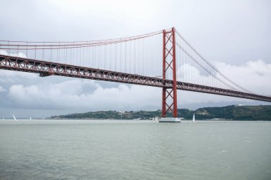 Köprü 25 Nisan Lizbon Portekiz gökyüzüne karşı denir.