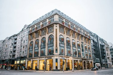 Berlin, Almanya 25 Aralık 2017: Noel ve yeni yıl tatil. Noel çelenk ve şehir dekorasyon. Noel ve yeni yıl ve çelenk bina için hediyeler.
