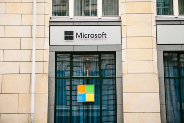 Berlin, Almanya 15 Şubat 2018: bilgisayar anlamına gelir ve kişisel bilgisayarlar için Windows sistem veya çokuluslu şirketin yazılım üretiminde Microsoft Corporation veya Bayan işletim Oda.