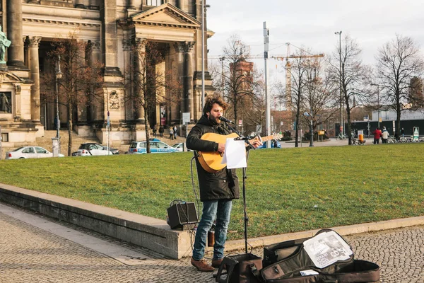 Berlino, Germania 15 febbraio 2018: musicista di strada o chitarrista. L'uomo canta e suona la chitarra per strada nel centro storico o vicino alla Cattedrale di Berlino . — Foto Stock