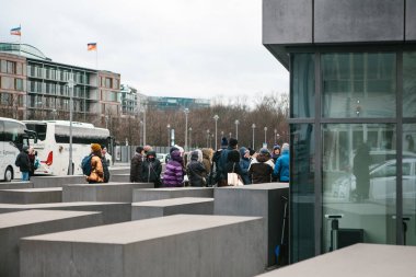 Berlin, Almanya 15 Şubat 2018: Berlin Holokost kurbanları anıt. Almanya, bellek Yahudilerin ve Nazizm ve faşizm kurbanları Anıtı. İnsanlar yakın stand.