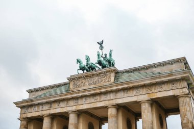 Brandenburg Kapısı Berlin, Almanya veya Federal Almanya Cumhuriyeti. Berlin'in tarihi merkezinde mimari anıt. Sembol ve anıt mimari.