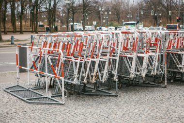 Barikatlar veya çitler Berlin'de genel eylemleri için. Çitler gösteri ya da protesto eylemi ve hukuk ve düzenin korunması için.