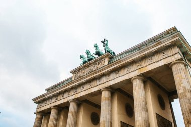 Brandenburg Kapısı Berlin, Almanya veya Federal Almanya Cumhuriyeti. Berlin'in tarihi merkezinde mimari anıt. Sembol ve anıt mimari.