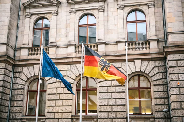 Bandera de Alemania y la Unión Europea en Berlín. Símbolo estatal y bandera del gobierno nacional de la República Federal de Alemania y la UE — Foto de Stock