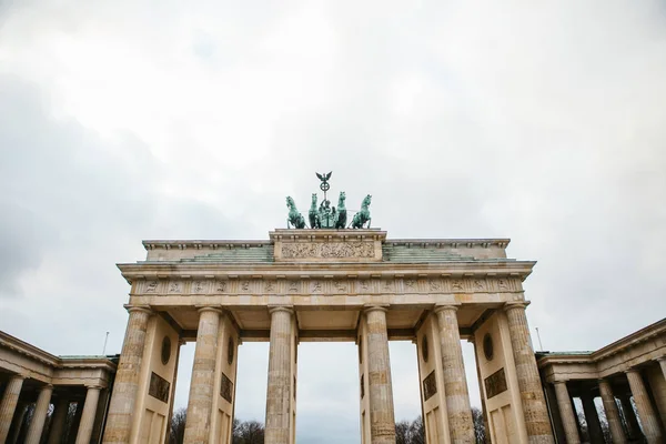 Porta di Brandeburgo a Berlino, in Germania o nella Repubblica federale di Germania. Monumento architettonico nel centro storico di Berlino. Simbolo e monumento dell'architettura . — Foto Stock