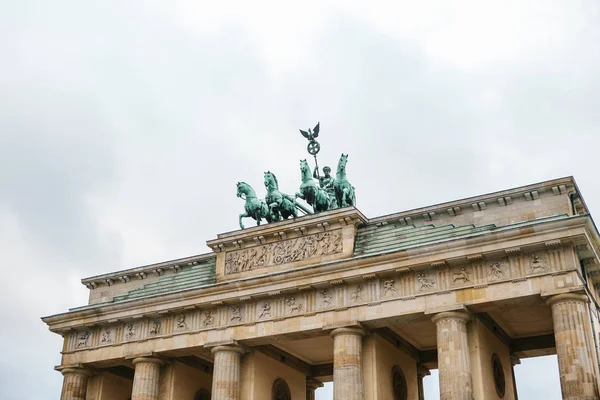 Puerta de Brandeburgo en Berlín, Alemania o República Federal de Alemania. Monumento arquitectónico en el centro histórico de Berlín. Símbolo y monumento de la arquitectura . — Foto de Stock