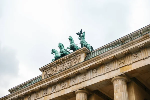 Brandenburg Kapısı Berlin, Almanya veya Federal Almanya Cumhuriyeti. Berlin'in tarihi merkezinde mimari anıt. Sembol ve anıt mimari. — Stok fotoğraf