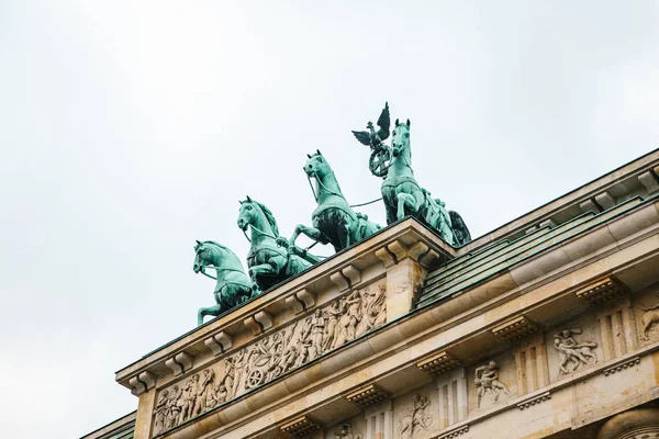 Porta di Brandeburgo a Berlino, in Germania o nella Repubblica federale di Germania. Monumento architettonico nel centro storico di Berlino. Simbolo e monumento dell'architettura . — Foto Stock